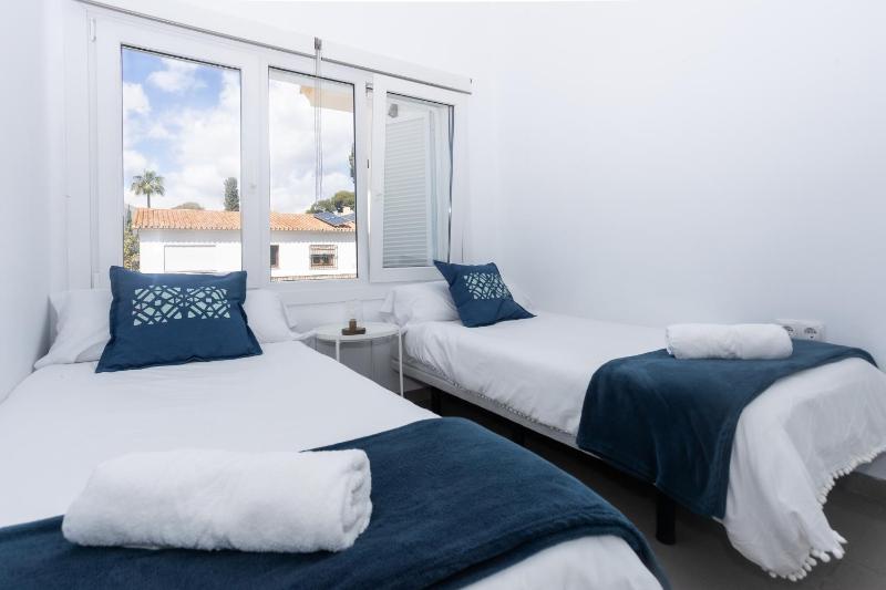 Twin Room with Shared Bathroom image 1