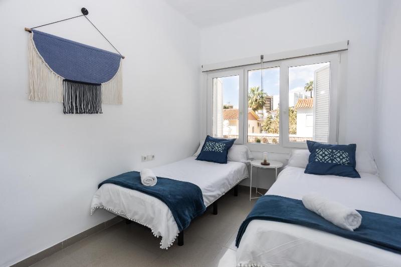 Twin Room with Shared Bathroom image 2
