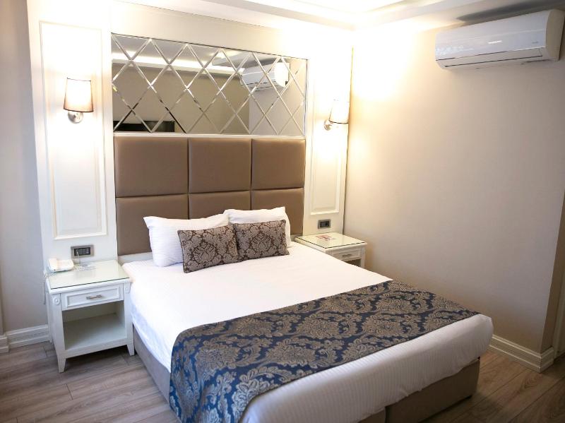 Deluxe Room image 3