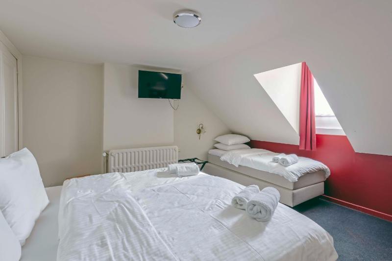 Basic Triple Room with Shared Bathroom in Attic image 2