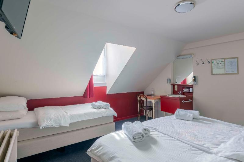 Basic Triple Room with Shared Bathroom in Attic image 1