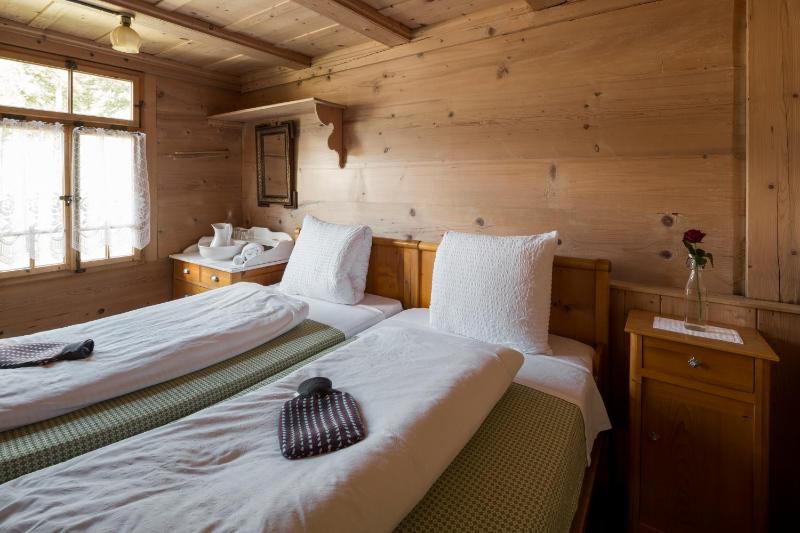 Twin Room with Shared Bathroom image 1