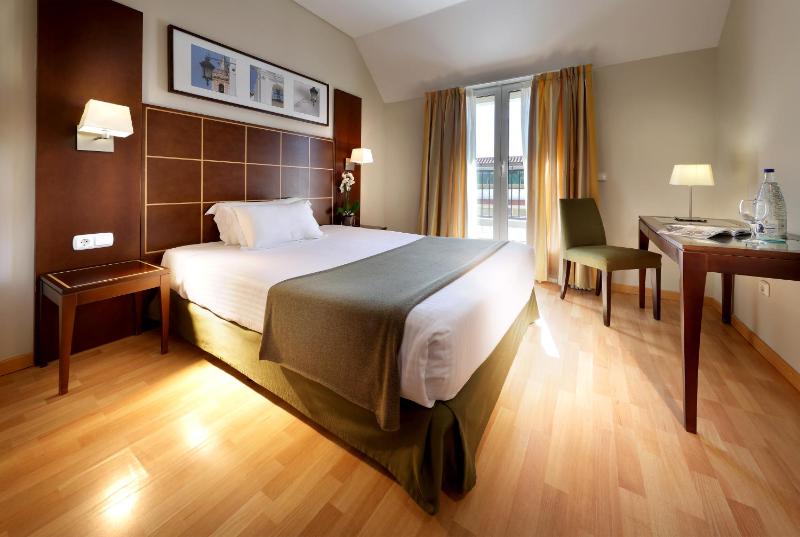 Double Room with Balcony image 4