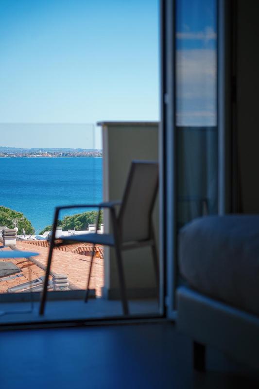 Double Room with Balcony and Lake View image 3