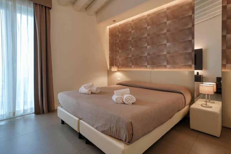Double Room with Balcony and Lake View image 4