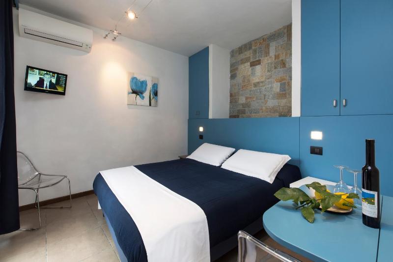 Deluxe Double Room with Balcony and Sea View image 4