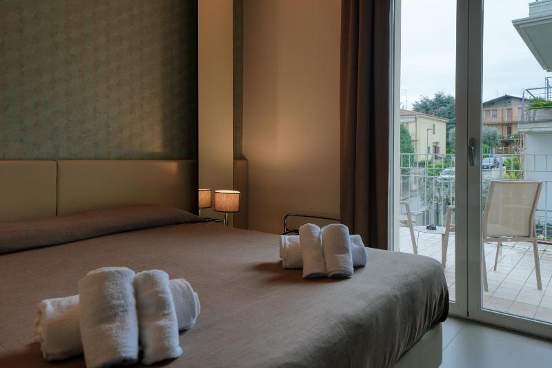 Double Room with Balcony image 4