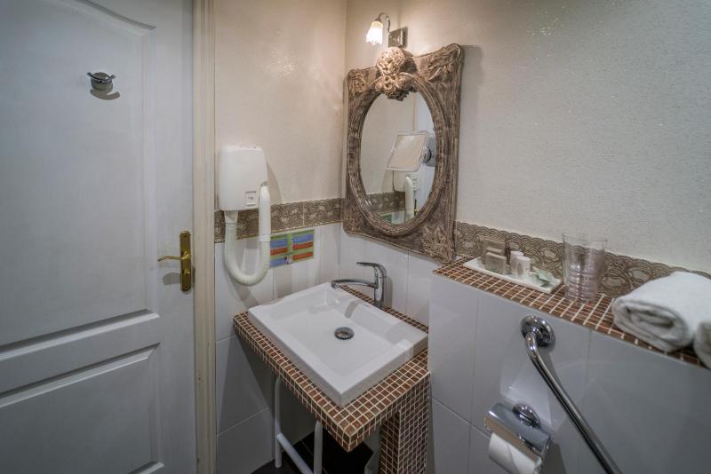 Classic Triple Room image 4