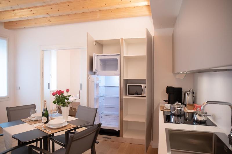 Romantic White Apartment - 5 minutes from the lake - image 25