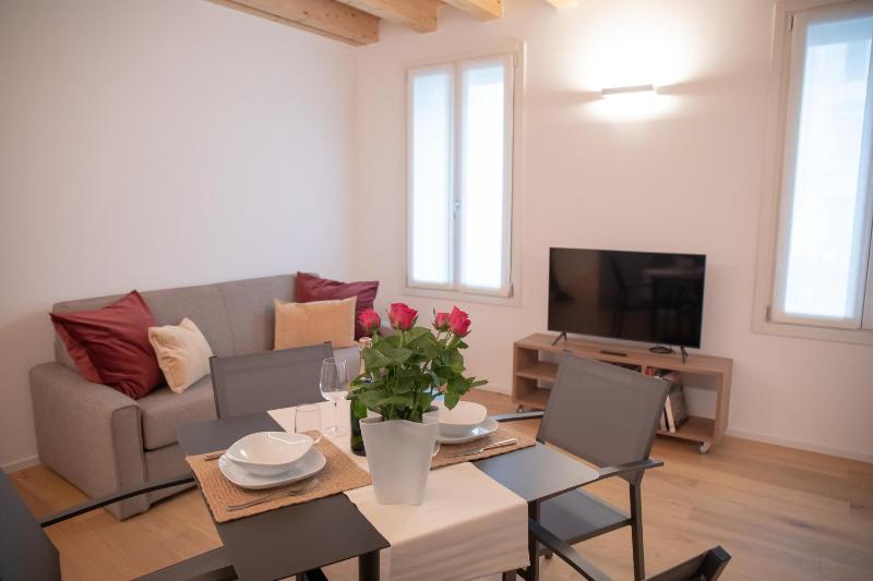 Romantic White Apartment - 5 minutes from the lake - image 11