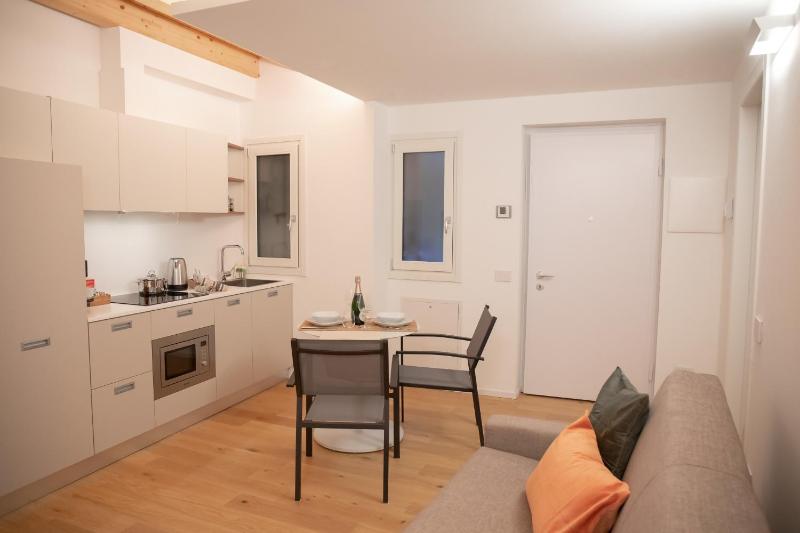 Stylish Grey Apartment - 5 minutes from the lake - image 28