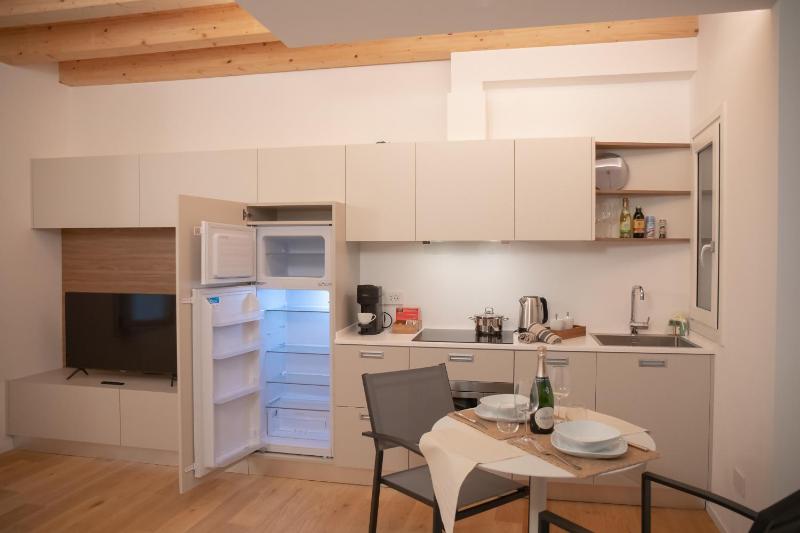 Stylish Grey Apartment - 5 minutes from the lake - image 27