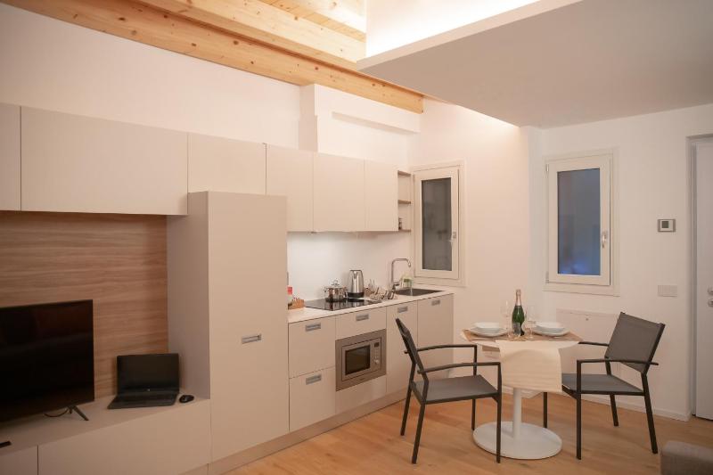 Stylish Grey Apartment - 5 minutes from the lake - image 7