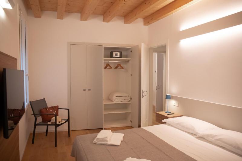 Stylish Grey Apartment - 5 minutes from the lake - image 31