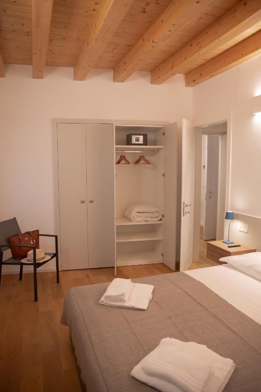 Stylish Grey Apartment - 5 minutes from the lake - image 6