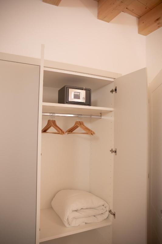 Stylish Grey Apartment - 5 minutes from the lake - image 22