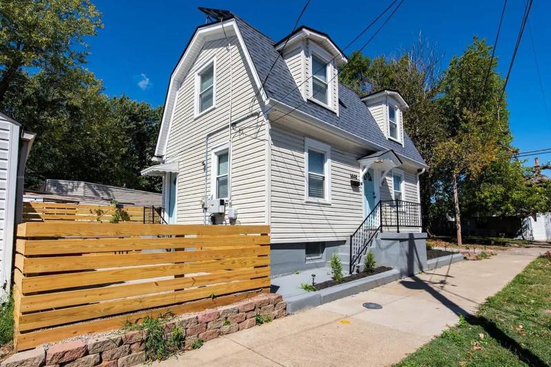 Charming home near Churchill Ds and Expo Center - image 9