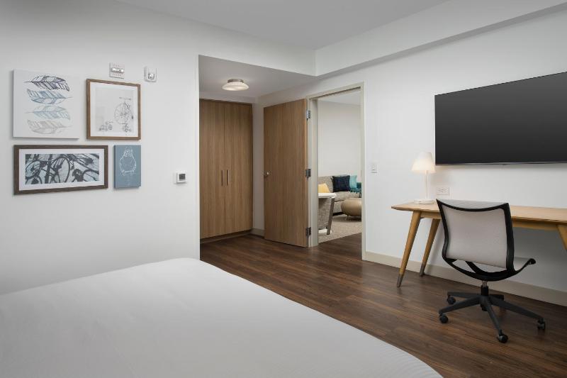 Studio Commons, 4 Bedroom Suite, Balcony image 2