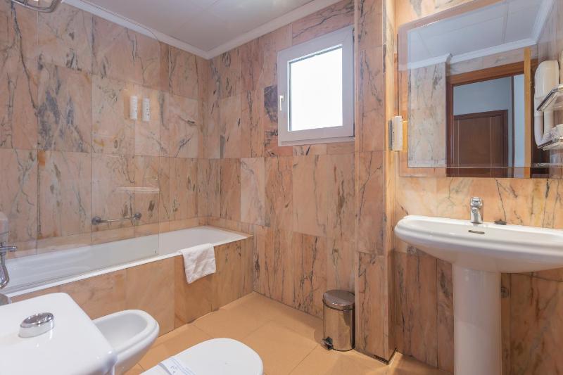 Triple Room with Balcony image 3