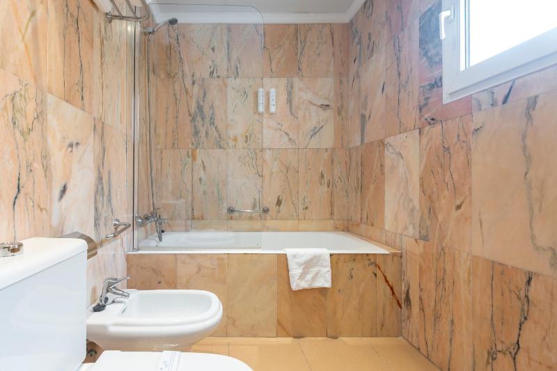 Triple Room with Balcony image 2