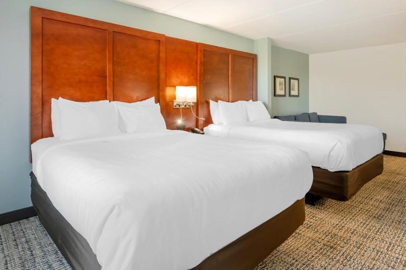 Queen Suite with Two Queen Beds image 2