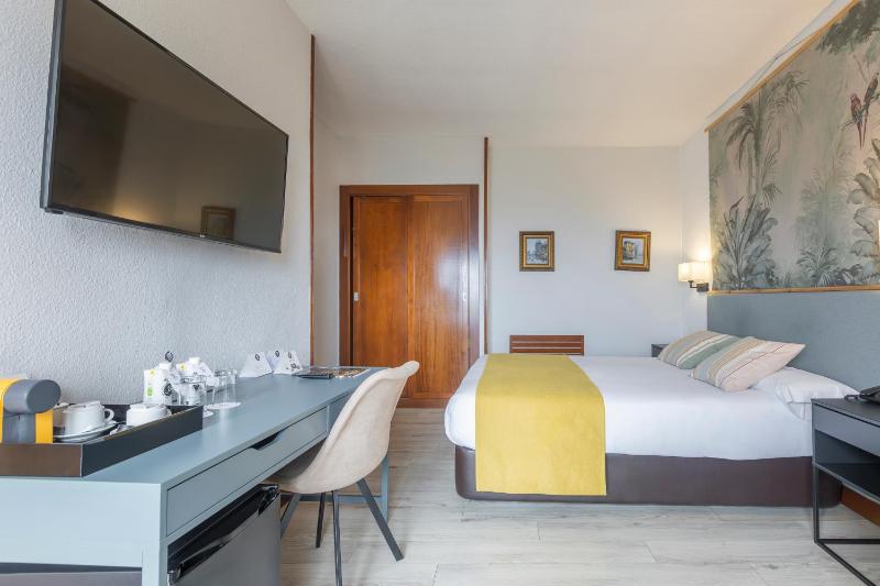 Double Room with Sea View image 4