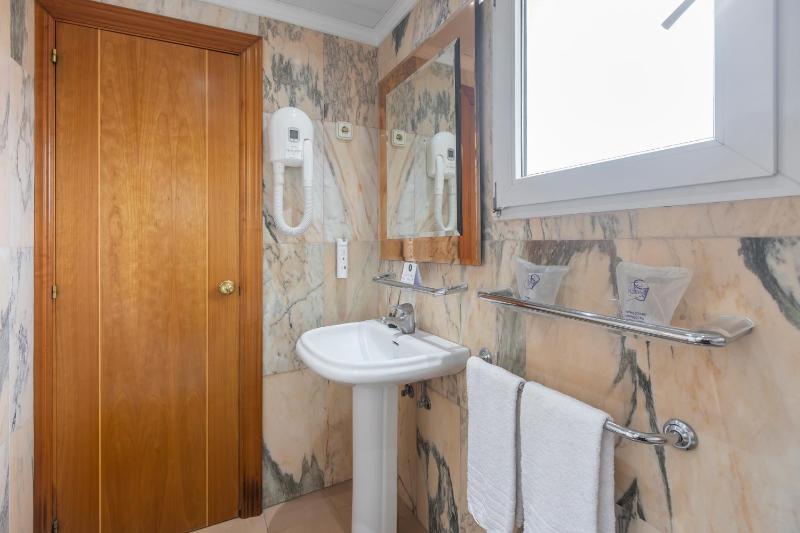 Double Room with Sea View image 2