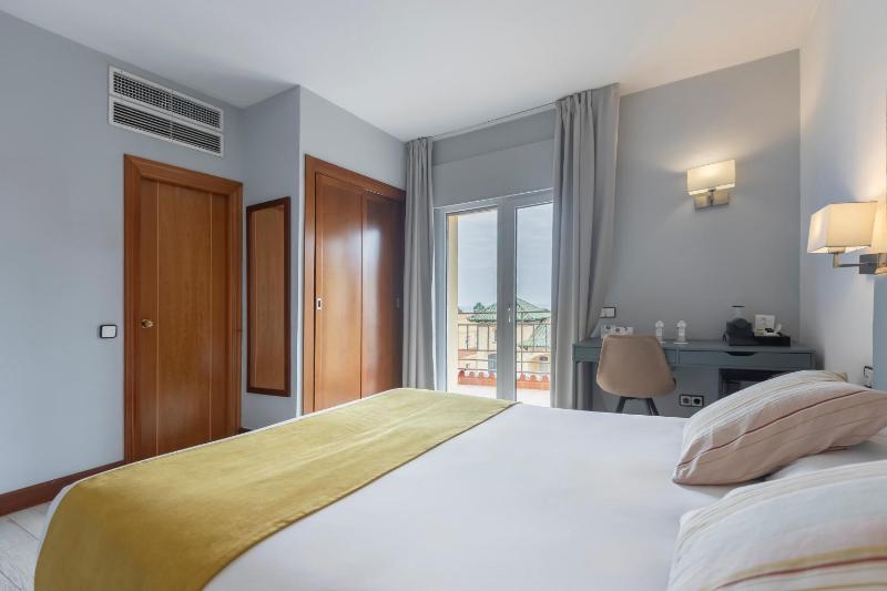 Double or Twin Room with Balcony image 1