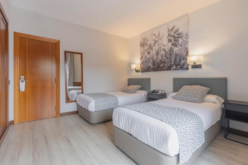 Double or Twin Room with Balcony image 4