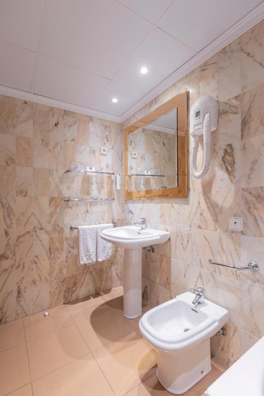 Standard Double Room image 3