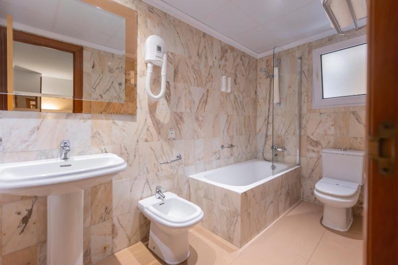 Standard Double Room image 2