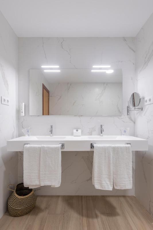 Family Room (2 Adults + 2 Children) image 3