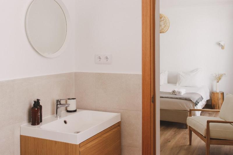 Deluxe Double or Twin Room with Balcony image 2