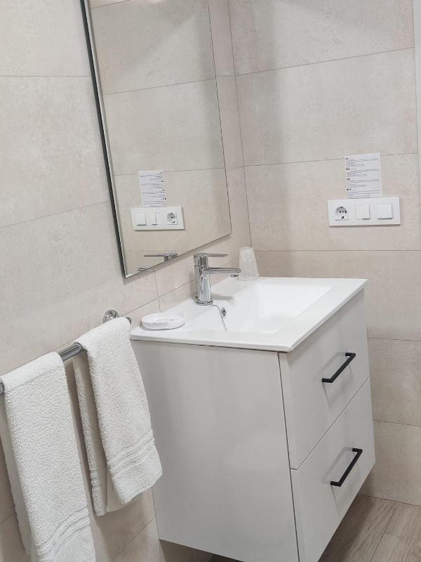 Standard Twin Room image 3