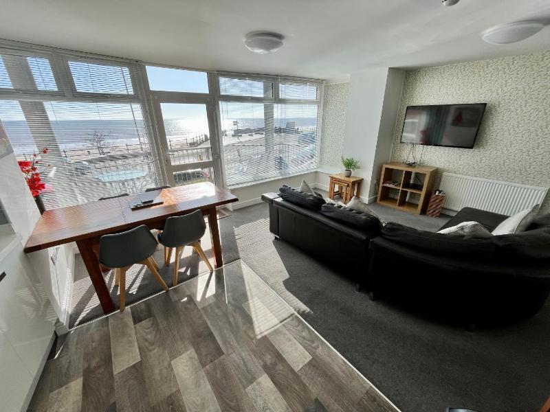 Luxurious Two-Bedroom Apartment with Sea View image 1
