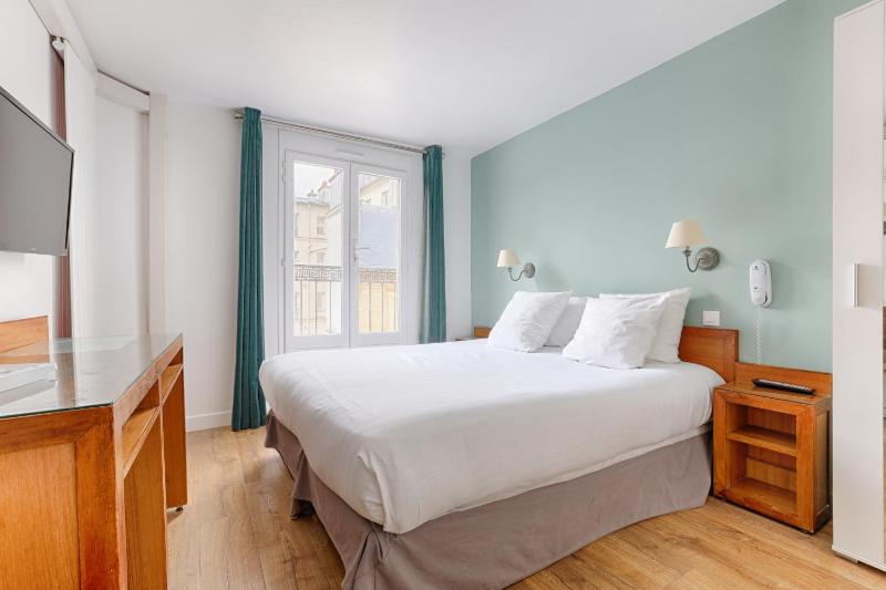 Double Room with Balcony image 3