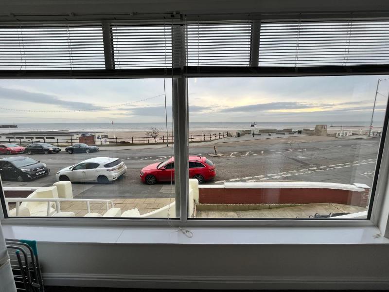 Three-Bedroom Apartment with Sea View image 3