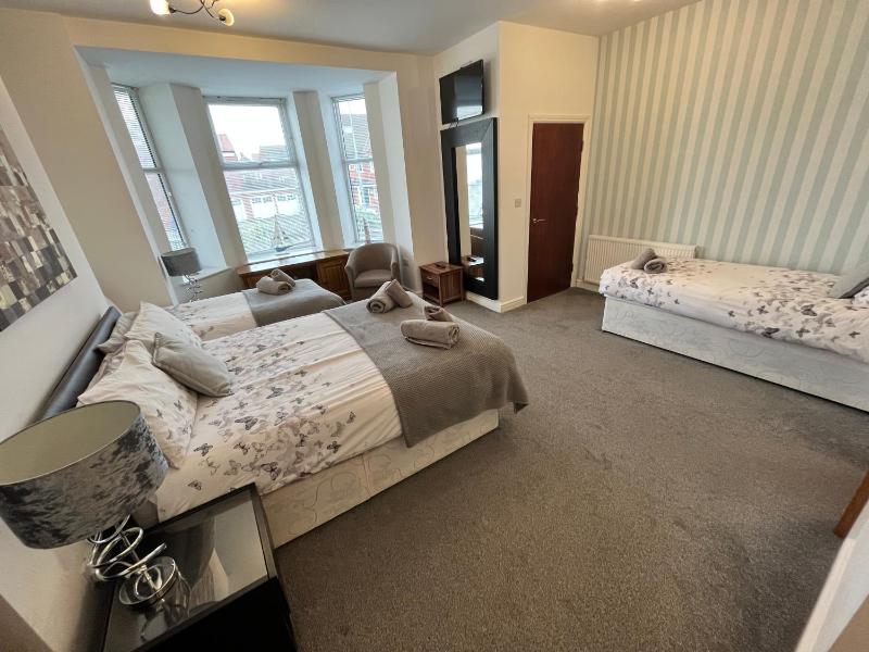 Three-Bedroom Apartment with Sea View image 2