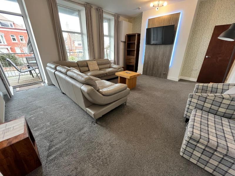 Three-Bedroom Apartment with Sea View image 1