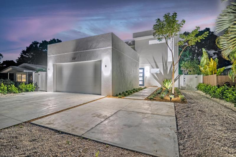 Tamiami Vice - Luxury Siesta Key Home with Heated Pool & Prime Location – Book Your Escape Today! - image 37