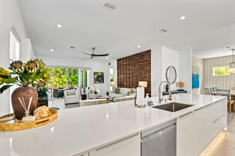 Tamiami Vice - Luxury Siesta Key Home with Heated Pool & Prime Location – Book Your Escape Today! - image 29