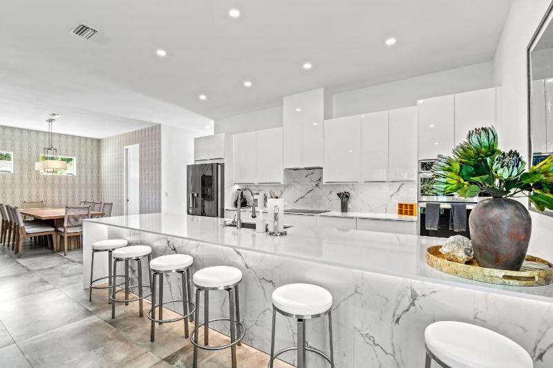 Tamiami Vice - Luxury Siesta Key Home with Heated Pool & Prime Location – Book Your Escape Today! - image 9
