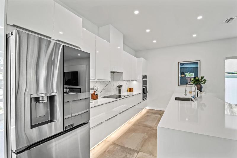 Tamiami Vice - Luxury Siesta Key Home with Heated Pool & Prime Location – Book Your Escape Today! - image 7