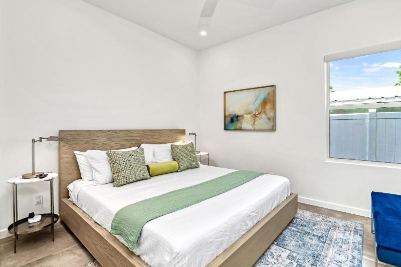 Tamiami Vice - Luxury Siesta Key Home with Heated Pool & Prime Location – Book Your Escape Today! - image 8