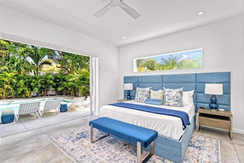 Tamiami Vice - Luxury Siesta Key Home with Heated Pool & Prime Location – Book Your Escape Today! - image 11