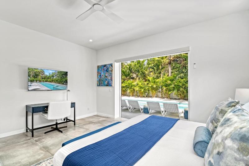 Tamiami Vice - Luxury Siesta Key Home with Heated Pool & Prime Location – Book Your Escape Today! - image 14