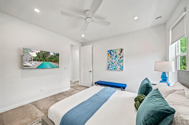 Tamiami Vice - Luxury Siesta Key Home with Heated Pool & Prime Location – Book Your Escape Today! - image 3