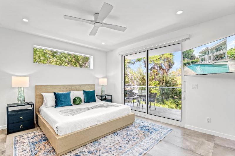 Tamiami Vice - Luxury Siesta Key Home with Heated Pool & Prime Location – Book Your Escape Today! - image 16