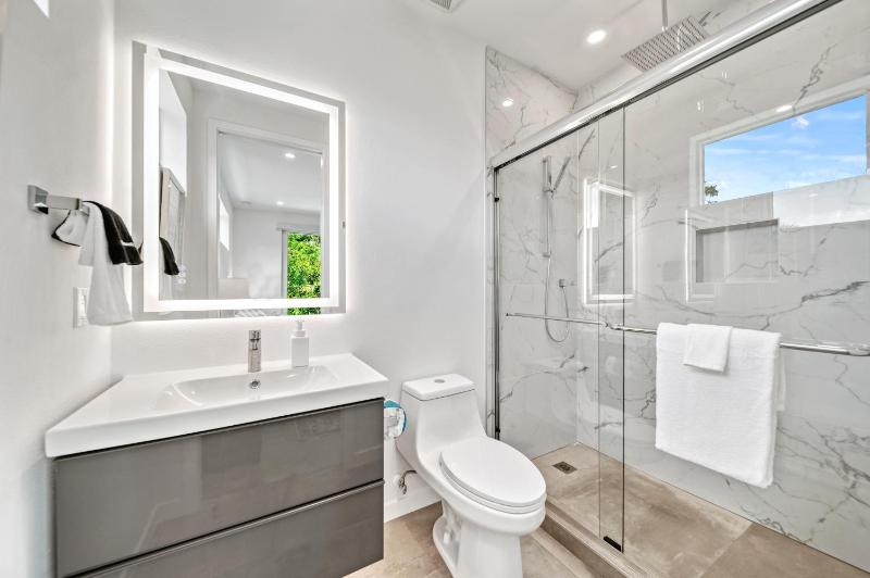 Tamiami Vice - Luxury Siesta Key Home with Heated Pool & Prime Location – Book Your Escape Today! - image 45