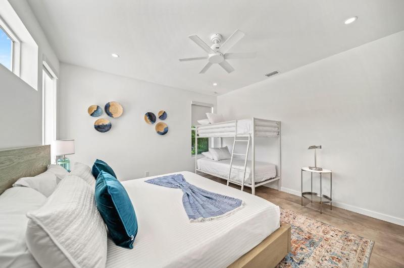 Tamiami Vice - Luxury Siesta Key Home with Heated Pool & Prime Location – Book Your Escape Today! - image 10